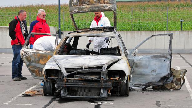 Schmale Kost für Ermittler: Verkohlte Wracks der vier Fluchtautos.