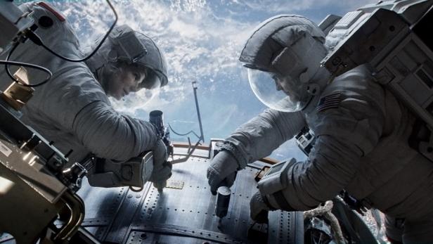 Zwei Astronauten arbeiten im Weltraum an einer Raumstation.