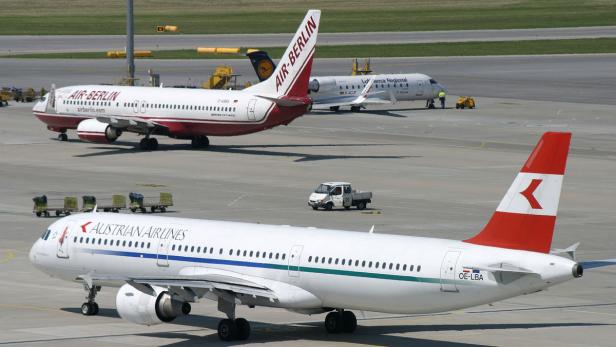Mehrere Flugzeuge, darunter eine Maschine von Austrian Airlines und Air Berlin, stehen auf einem Flugfeld.
