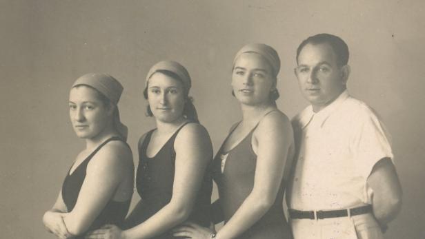 Die Hakoah-Schwimmerinnen Fritzi Löwy, Lucie Goldner, Hedy Bienenfeld und ihr Trainer Zsigo Wertheim.