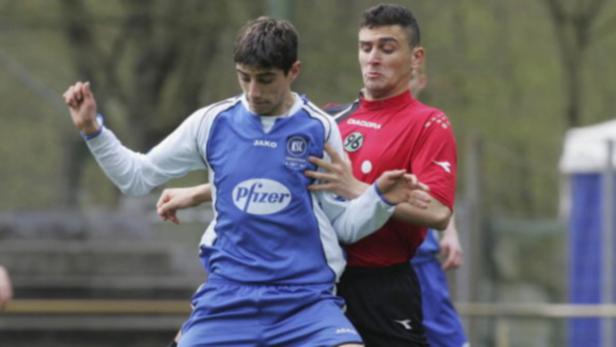 Zwei Fußballspieler während eines Spiels.