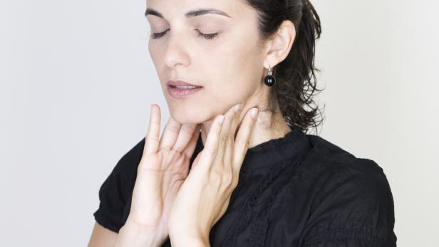 Viele halten Halsschmerzen für eine eigene Erkrankung. Sie sind aber ein Symptom von Entzündungen im Rachenraum.