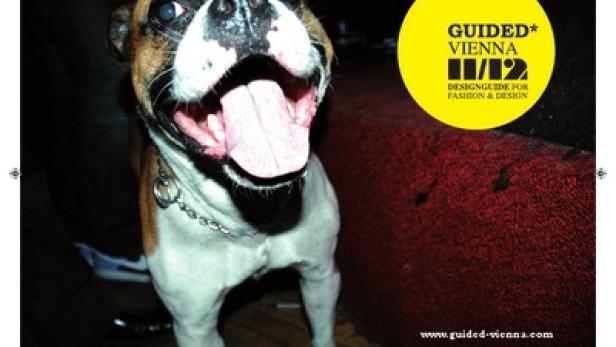 Ein Boxerhund mit offenem Maul steht neben einem gelben Kreis mit der Aufschrift „Guided Vienna“.