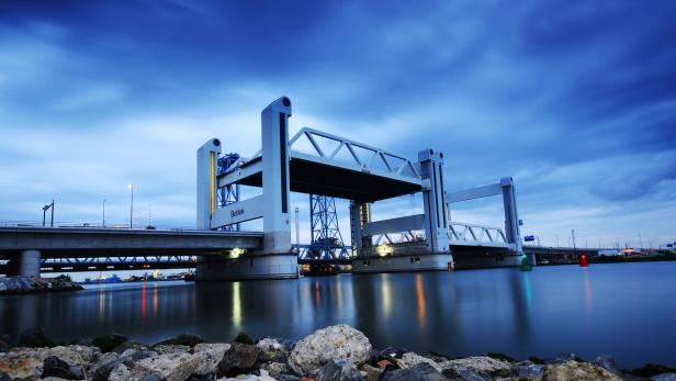 Ausgezeichnet bei den Europ. Steel Bridge Awards: Botlek Hubbrücke von Waagner-Biro