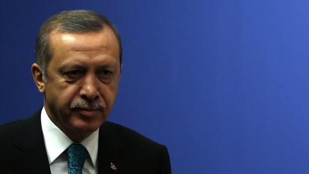 Recep Tayyip Erdoğan vor einem blauen Hintergrund.