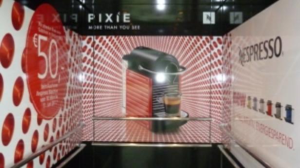 Eine Nespresso Pixie Kaffeemaschine in einem Ausstellungsraum.
