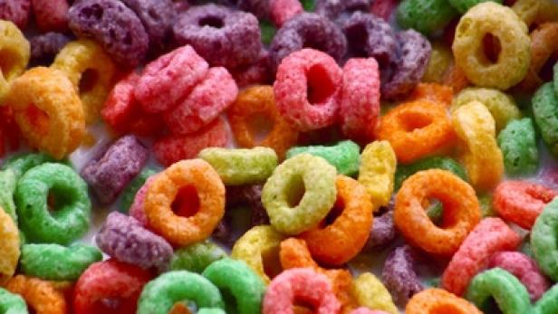Eine Schüssel mit bunten Frühstücksflocken in Ringform in Milch.