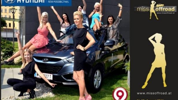 Mehrere Frauen posieren auf und um einen Hyundai für die „Miss Offroad“-Wahl.