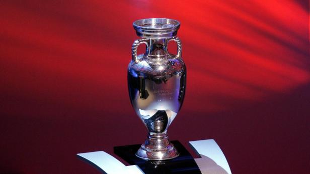 Der Pokal um den es 2016 in Frankreich geht.