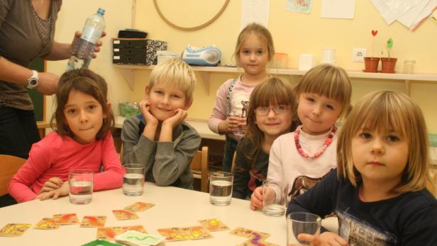 Für Kindergarten und Volksschule wurde von Bürgermeister Künzl Mineralwasser bereit gestellt