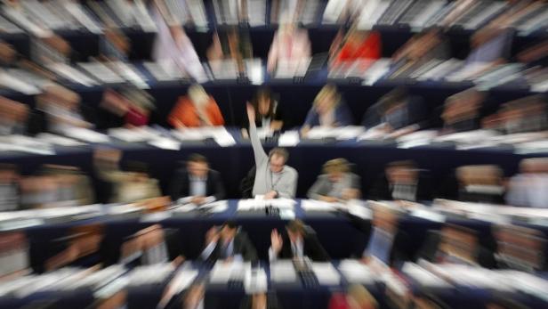 Ein Mann hebt bei einer Sitzung seinen Arm.