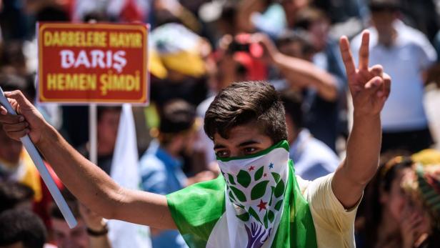 Kurden protestieren in Istanbul gegen Verhaftungen ihrer Politiker.