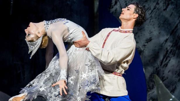 Fabelhafte Tänzer in einer sehr akademischen Choreografie: Olga Esina und Davide Dato.