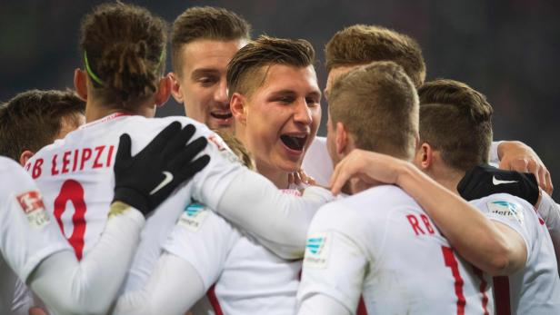 Spieler von RB Leipzig feiern gemeinsam ein Tor.