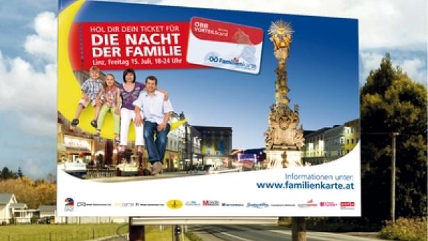 Eine Familie auf einem Werbeplakat für die „Nacht der Familie“ in Linz.