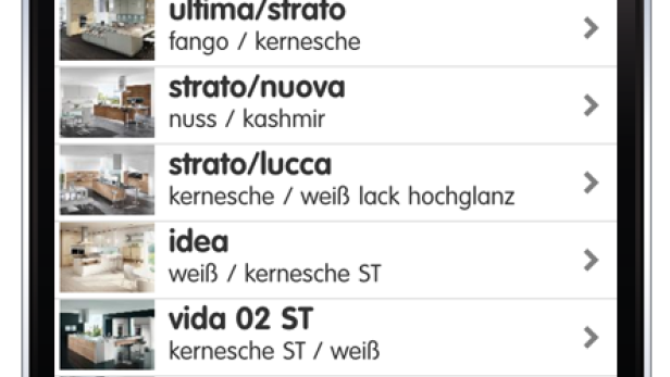 Ein iPhone zeigt eine App mit verschiedenen Küchenmodellen der Marke ewe.
