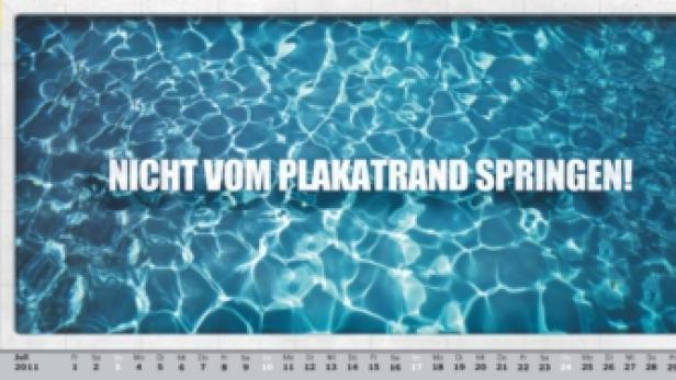 Ein Plakat mit der Aufschrift „Nicht vom Plakatrand springen!“ vor dem Hintergrund von blauem Wasser.