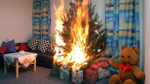 Ein Christbaum kann binnen 20 Sekunden im Vollbrand stehen.