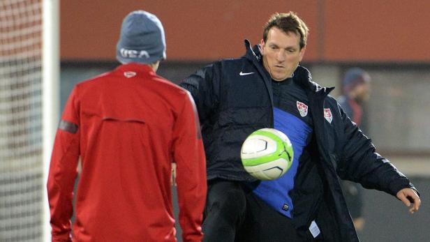 Spielgefährte: Andreas Herzog übt mit den Teamkickern der USA auch gerne in der Praxis.