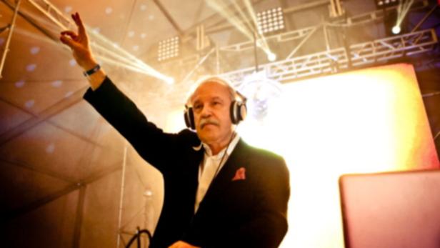 Giorgio Moroder gibt den DJ.