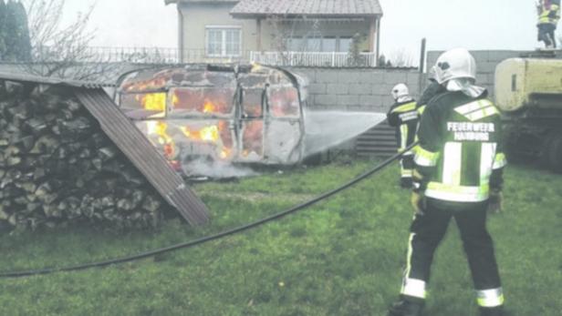 Als die Feuerwehr ankam, stand der Wohnwagen bereits in Vollbrand