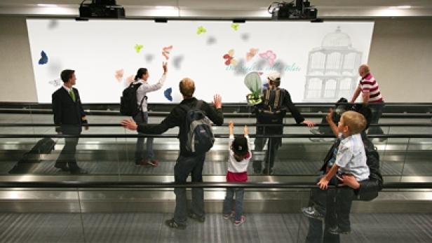 ZiiCon - Interaktive Werbefläche - Standort Flughafen Wien (c: ziicon)