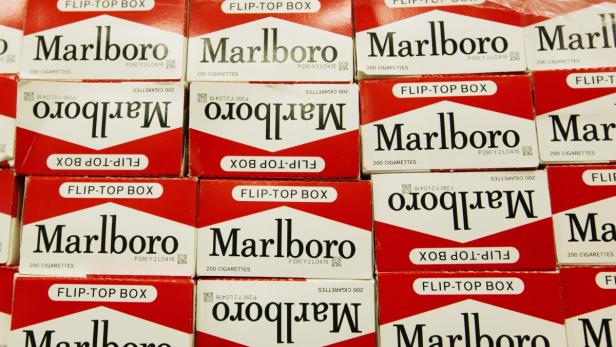 Viele rote und weiße Zigarettenschachteln der Marke Marlboro sind gestapelt.
