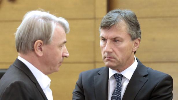 Zwei Männer in Anzügen unterhalten sich.