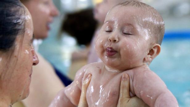 Angriff mit Pfefferspray führte bei „Babyschwimmen“ zu tumultartigen Szenen.