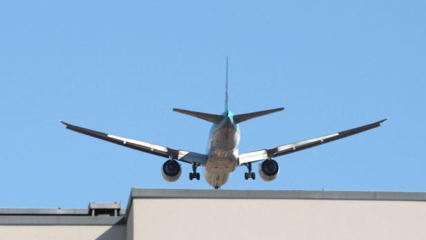 Flugzeug im Landeanflug (Symbolbild)