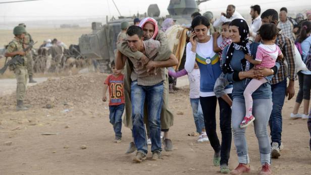 70.000 syrische Kurden flohen seit Freitag vor dem IS in die Türkei.