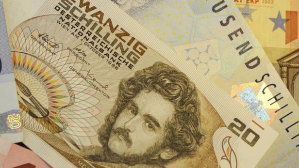 Verschiedene Euro-Banknoten und ein alter österreichischer Zwanzig-Schilling-Schein.
