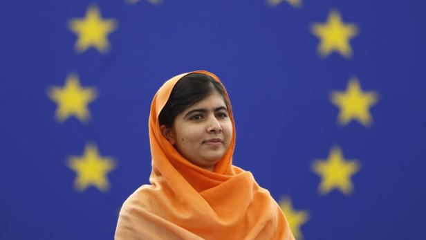 Malala Yousafzai vor der Flagge der Europäischen Union.