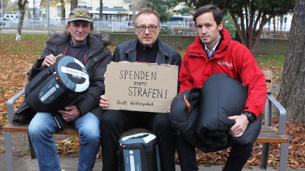 Auch Schauspieler Josef Hader (M., mit Caritas-Generalsekretär Klaus Schwertner und dem Obdachlosen Herbert) unterstützt die Winterpaket-Aktion.