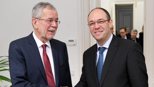 Bundespräsident Alexander Van der Bellen schüttelt einem Mann die Hand.