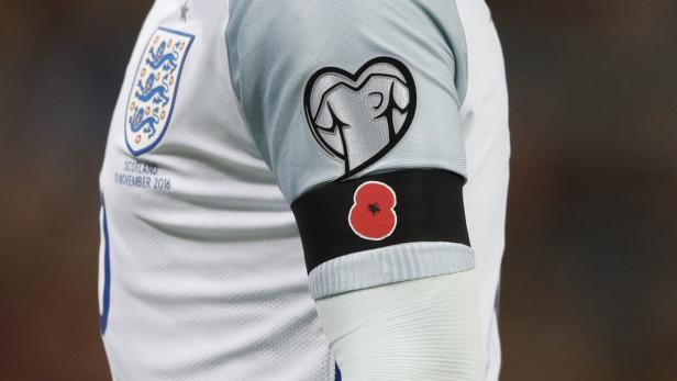 Die &quot;poppy&quot; genannte Mohnblume am Arm von Wayne Rooney.