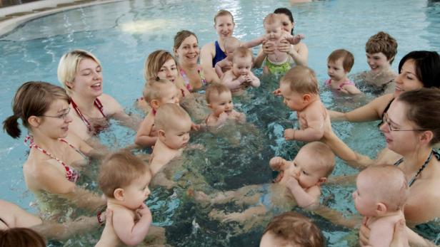 So wie am Archivbild geht’s normalerweise beim Babyschwimmen zu.