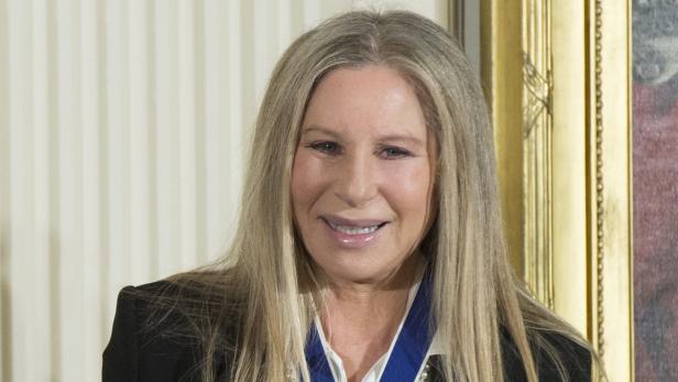 Huch, wer ist das denn? Wer genauer hinsieht erkennt sie zwar, doch Musik-Legende Barbra Streisand hat ihre charakteristischen Gesichtszüge fast gänzlich eingebüßt.