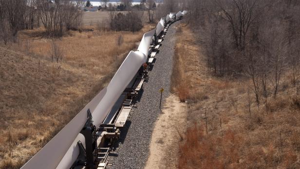 Ein Zug transportiert mehrere Rotorblätter für Windkraftanlagen.