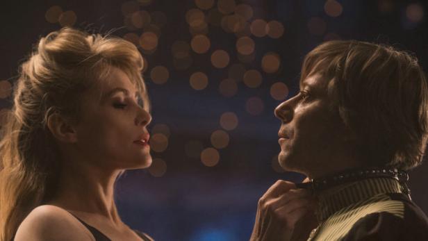 Legt dem unterwürfigen Severin das Halsband an: Emmanuelle Seigner und Mathieu Amalric als S-M-Gespann in Polanskis &quot;Venus im Pelz&quot;