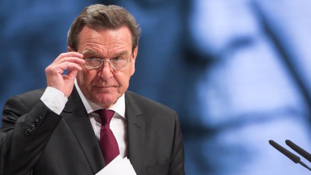 Gerhard Schröder vor dem großen Helmut Schmidt