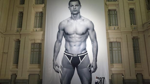 In seinem Geburtsort Funchal auf der Insel Madeira lässt der 28-Jährige gegenwärtig sein Museum errichten – auf 300 Quadratmetern. Ja, es stimmt wohl: Cristiano Ronaldo ist eitel.