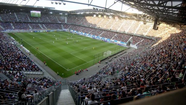 Ein Fußballspiel in einem voll besetzten Stadion.