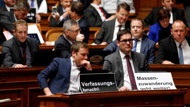 Wütende Abgeordnete der SVP im schweizer Parlament.