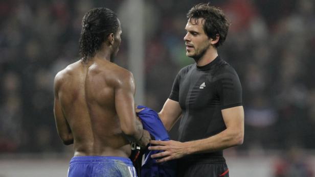 Zwei Rugby-Spieler unterhalten sich nach dem Spiel.