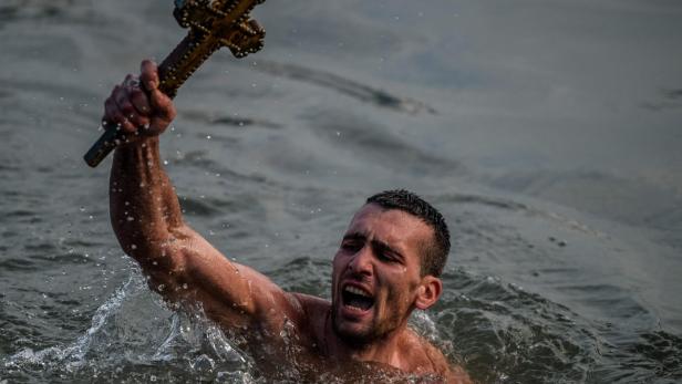 Steht Minderheiten Wasser bis zum Hals? Griechisch-orthodoxer Schwimmer am Epiphani-Tag im Bosporus