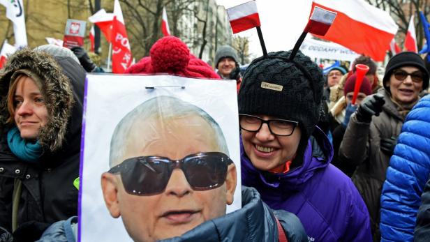 PiS-Chef Kaczynski mit Brille - wie Polens einstiger starke Mann, General Jaruzelski