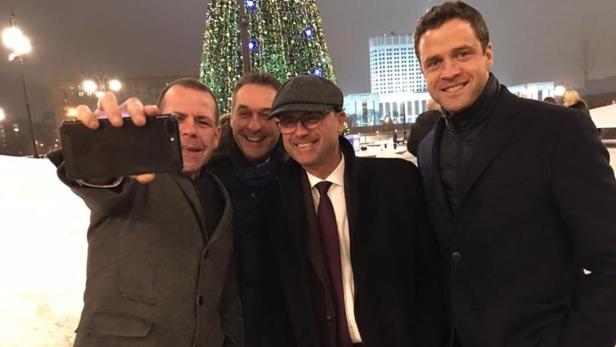 Beste Stimmung: Vilimsky, Strache, Hofer und Gudenus (v. li.) auf ein Selfie in Moskau
