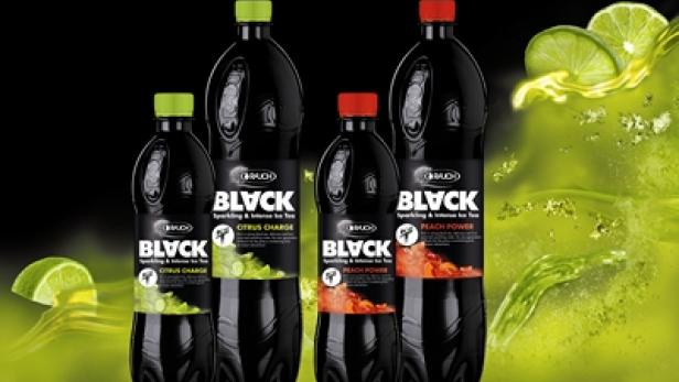 Mehrere Flaschen des Getränks „Blvck“ in verschiedenen Geschmacksrichtungen stehen vor einem schwarzen Hintergrund.