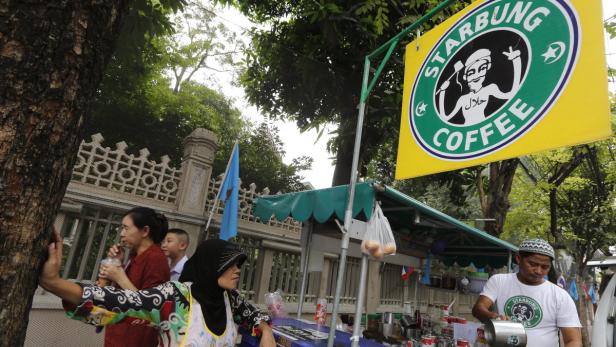 Damrong Maslae hätte wohl nicht zu träumen gewagt, dass sein kleiner Kaffeestand einmal weltberühmt werden sollte. Denn das gelb-grüne Logo seines Verkaufstands in Bangkok erregt weltweit Aufsehen – zumindest im fernen Seattle, wo Starbucks seinen Firmensitz hat.